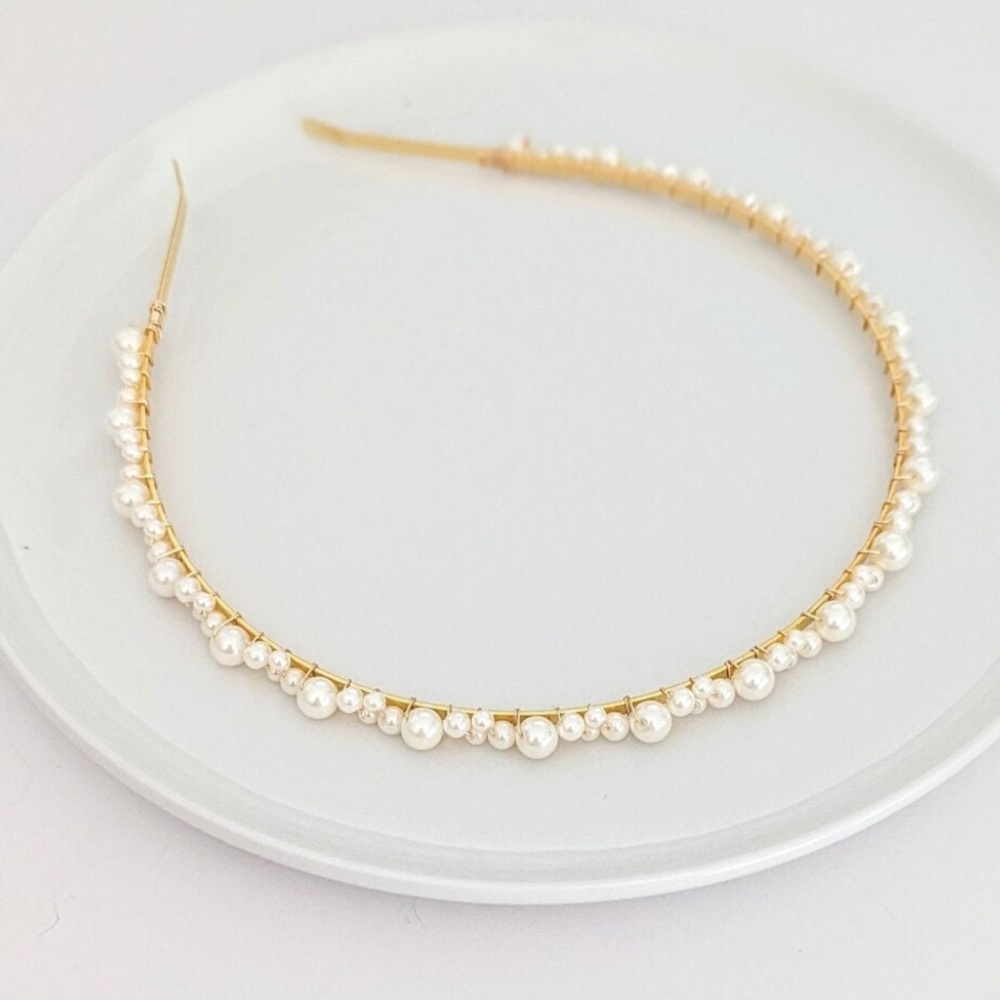 thin & pretty pearl headband 🦦